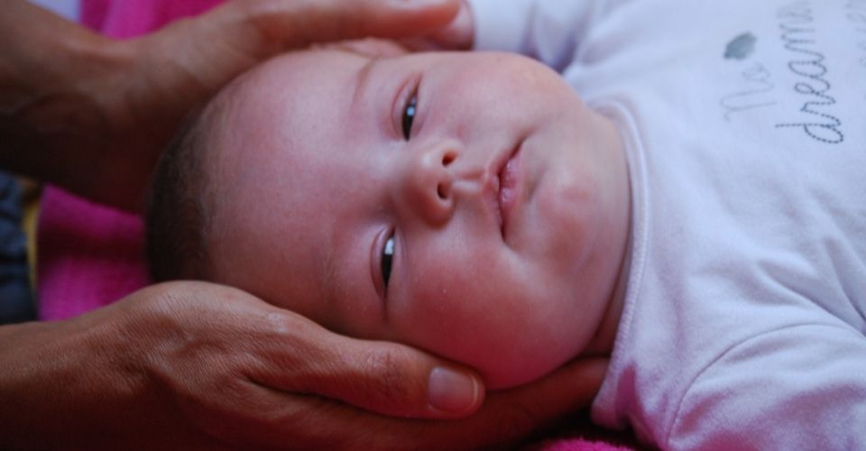 Behandeling van het hoofd van een huilbaby-min